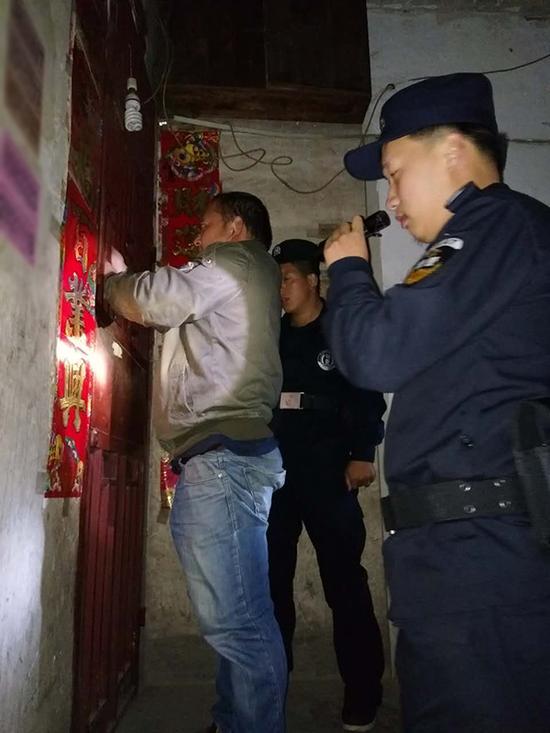 阜阳粗心妈妈误将幼女锁家中 民警全城寻开锁师傅开门